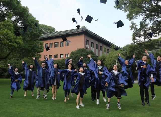 到上海上大学,要不要把户口迁到上海，要不要把户口迁到上海学校集体户口？