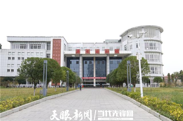 安顺学院图书馆大楼。 张赛 摄