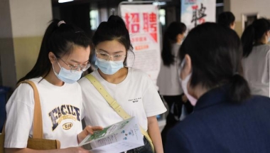 新华视点｜“先落户后就业”、发放就业补贴……多地多措并举促进高校毕业生就业